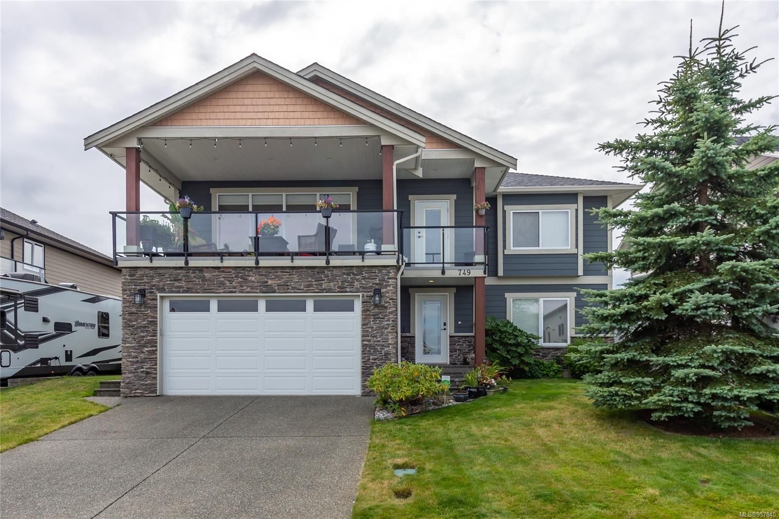 Open House. Open House on Sunday, June 23, 2024 1:00PM - 3:00PM
Don't miss this open house with in-law suite, perfect for extended family or income source. 2 bedrooms upstairs and 2 bedroom downstairs.  Completely fenced yard.